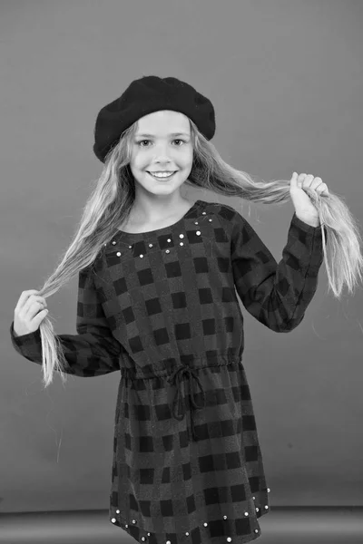 빨간 모자 배경에서 포즈를 취하 긴 머리를 가진 약간 귀여운 여자 아이. 프랑스 베 레모를 착용 하는 방법. 베 레모 스타일 영감입니다. 여성을 위한 세련 된 베 레모 액세서리입니다. 패션 소녀 처럼 베 레모를 착용 하는 방법 — 스톡 사진
