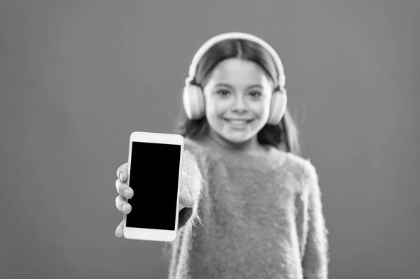 Dzieci dzień. Technologia audio. małe dziecko słuchać ebook, edukacja. Dzieciństwa szczęścia. Odtwarzacz MP3. mała dziewczynka dziecko w słuchawkach. Słuchać muzyki. Uroda i moda. Udostępnianie muzyki — Zdjęcie stockowe