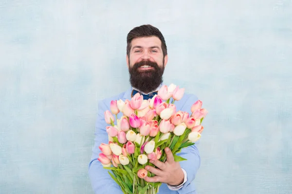 Gentleman romantische Überraschung für sie. Blumenlieferung. Gentleman romantisches Date. Geburtstagsgrüße. beste Blumen für Freundin. Frühlingsferien. Mann bärtigen Anzug Fliege halten Tulpe Blumen Strauß — Stockfoto