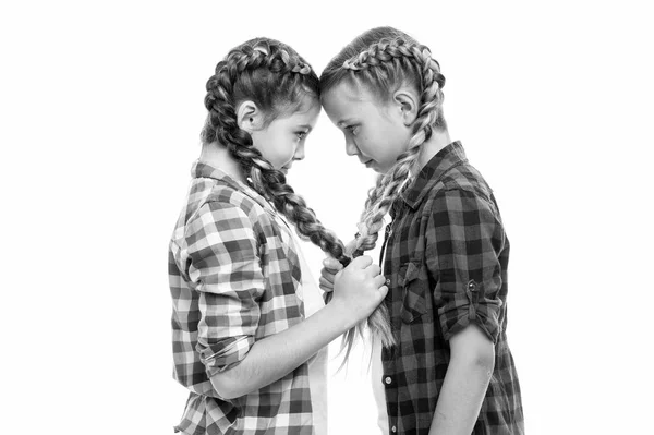 Κορίτσια φίλοι παρόμοια χτένισμα πλεξούδες λευκό φόντο. Αδερφές το βλέμμα της οικογένειας. Kanekalon χτένισμα. Χτένισμα μακριά μαλλιά. Κρατήσει χτένισμα πλεγμένο για υγιή μαλλιά. Σύμβολο καρδιά, φτιαγμένο από πλεξούδες — Φωτογραφία Αρχείου