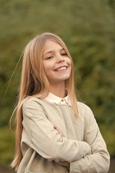 Gyerek mosollyal az aranyos arc szabadban. Egy kislány hosszú szőke hajjal. Szépségfiú friss külsővel és bőrrel. Szépség és bőr. Boldog gyermekkort és gyermekgondozást — Stock Fotó