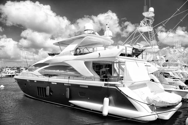 Yachts en République dominicaine avec ciel nuageux — Photo