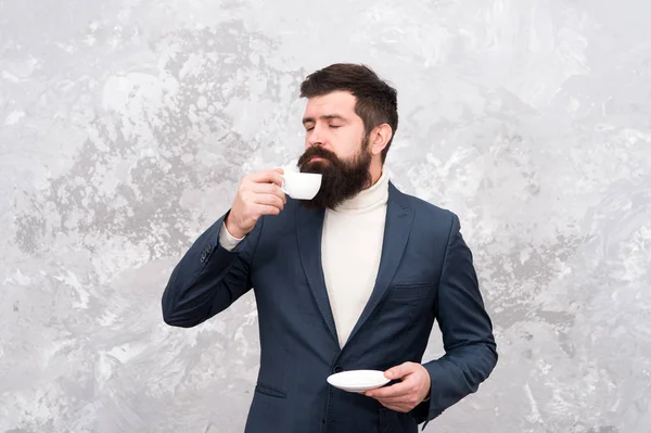 Лучший кофе для него. Специальный кофе. Мужчина красивый бородатый бизнесмен держит чашку кофе. Концепция кофе-брейка Стиль моды бизнесменов. Умная повседневная одежда для офисной жизни — стоковое фото