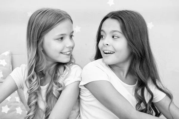 Κορίτσια αδελφές περνούν ευχάριστα χρόνο επικοινωνούν στην κρεβατοκάμαρα. Φοβερά προνόμια του να έχεις αδερφή. Αδελφές μεγαλύτερες ή νεότερες μείζων παράγοντας σε αδέλφια που έχουν πιο θετικά συναισθήματα. Παροχές που έχουν αδελφή — Φωτογραφία Αρχείου