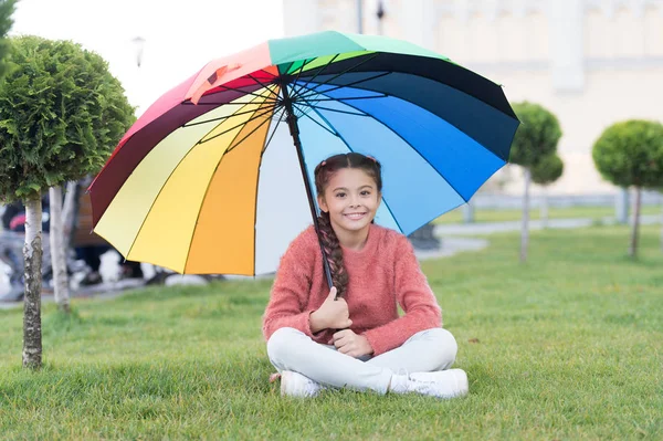 어떤 날씨가 좋은입니다. 비 후 무지개입니다. 행복 한 소녀에 대 한 다 색된 우산입니다. 가 날씨에 긍정적인 분위기입니다. 날씨 처럼 쾌활 한 아이입니다. 봄 날씨입니다. 화려한 우산 아래에서 어린 소녀 — 스톡 사진
