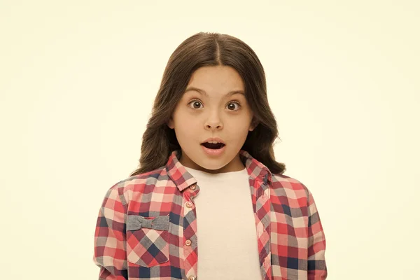 Enfant avec l'air choqué isolé sur blanc. Fille aux longs cheveux bruns. Petit enfant dans un style décontracté. Salon de beauté. Des nouvelles choquantes — Photo