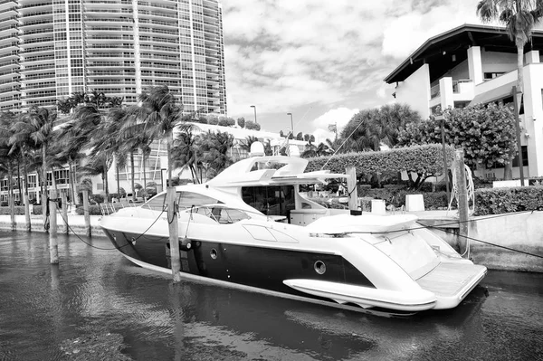 Yachten in der Bucht von Miami Marina am Südstrand mit bewölktem Himmel — Stockfoto