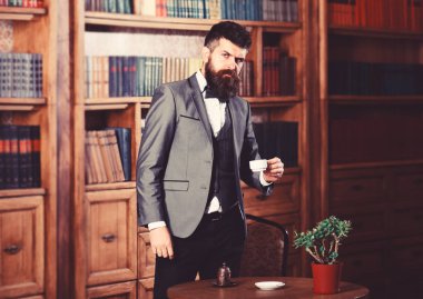 Kitap ve bir fincan kahve ile gevşeme tatlı anları.