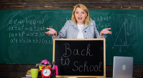 Le monde numérique. L'école. Enseignement à domicile. femme surprise. Je retourne à l'école. Journée des professeurs. femme en classe. professeur avec horloge au tableau noir. Le temps. Études et éducation. École moderne. Connaissance da — Photo