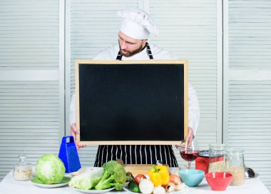 Eğitim, yemek ve yiyecek. Aşçılık Okulu ana sınıfı öğretim şef aşçı. Ana yemek veren yemek kursuna. Chef şapka holding boş yazı tahtası, kopya alanı erkekte