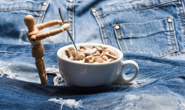 Sağlık sorunu. Dokunulmazlık ve tıp vitaminler. İlaçlar karıştırma. Hızlı tedavi. İlaç reçete. Ahşap insan kukla Kupası tam hapları ve tablet. Tıp kavramı al. Vitamini kokteyl