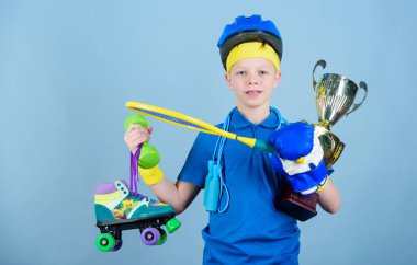 spor yarışması başarı. Çocukluk etkinlik. Fitness ve diyet. Enerji. Jimnastik salonu iş genç çocuk. Spor ve sağlık. Mutlu çocuk sporcu tutun şampiyon Kupası. rekabet spor. Çocuk Yarışması