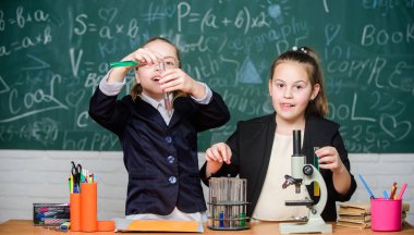 Bilim kavramı. Spor salonu öğrencileri derinlik çalışmada, Doğa Bilimleri ile. Özel okul. Okul projesi araştırma. Okul deney. Kızlar okul üniforması onların hipotez kanıtlayan ile meşgul