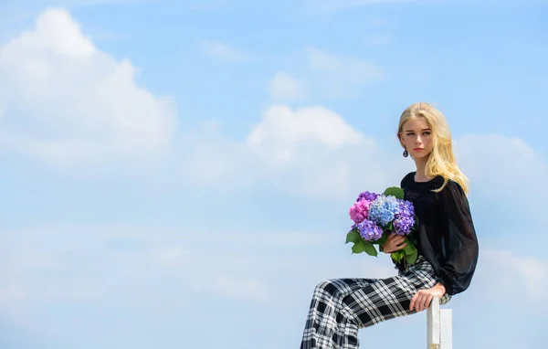 Frühlingsfest mit Blumenstrauß. Strauß für Freundin. Mode- und Schönheitsindustrie. Mädchen zarte Mode-Modell halten Hortensien Blumenstrauß. dem Frühling mit frischem Strauß begegnen. Blumen zarter Duft — Stockfoto