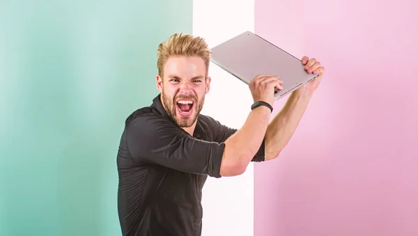 Kerl stylisches Aussehen verrückt, während er Laptop arbeitet. Nervige Werbung für Marken im Internet macht die Menschen verrückt und aggressiv. Mann Laptop genervt von Anzeigen. Internetwerbung — Stockfoto