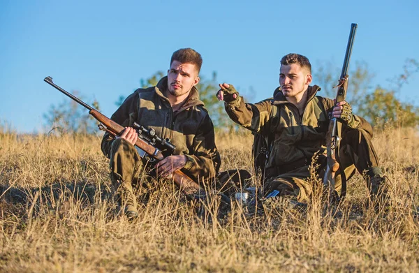 Jacht met vrienden hobby vrije tijd. Rest voor echte mannen concept. Vangst te bespreken. Jagers met geweren ontspannen in natuur omgeving. Hunter vriend genieten van vrije tijd in het veld. Jagers gamekeepers ontspannen — Stockfoto