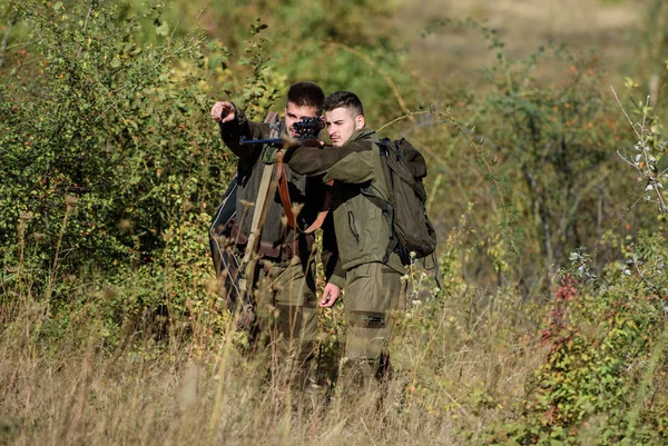 Les forces armées. Camouflage. Amitié des hommes chasseurs. Compétences de chasse et équipement d'armes. Comment transformer la chasse en passe-temps. Mode uniforme militaire. Chasseurs d'hommes avec fusil. Camp d'entraînement. Regarde. — Photo