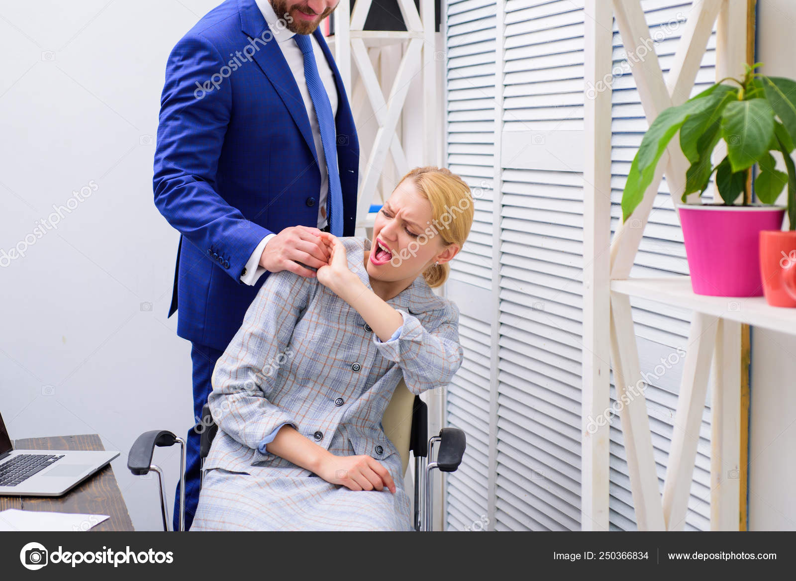 남자가 여자를 감동입니다. 사람 어깨에 손을 넣어입니다. 직장 왕 따 컨셉. — 스톡 사진 © stetsik #250366834