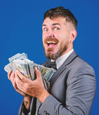 Nakit kolay ve hızlı bir şekilde olsun. Nakit işlem iş. Adam mutlu kazanan zengin doları banknot yığını mavi arka plan tutun. Kolay nakit krediler. İşadamı nakit para var. Piyango kavramı kazanmak