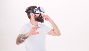 Adam hipster Vr gözlük beyaz arka plan sakallı. İnteraktif yüzey sanal gerçeklik kavramı. Adam kafa monte ekran ile etkileşim sanal gerçeklik. Sanal gerçeklik keşfetmek hippi. Sanal yaşam