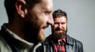 Gerçek arkadaşın desteğini hisset. Sakallı adam, hippi arkadaşının arkasında duruyor. Gerçek dost her zaman yakındadır. Yanında dur. Dostluk, güven ve destek. Güvenilir ilişkiler. Arkanda biri var.