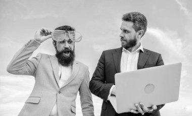 İşadamı ile laptop iş ortağı saçma gözlük ciddi komik görünüyor. Nasıl oyun Girişimcilik durdurmak ve ciddi bir iş olsun. Olay yönetimi sanayi. Profesyonelce davranış