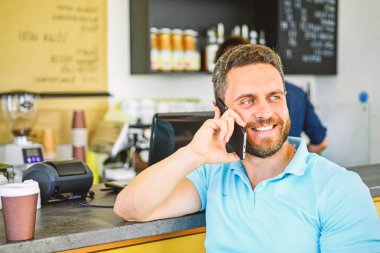 Kahve molası kavramı. Kafede karşılamak sağlar. Adam telefon konuşma kafe barista arka plan. Beklerken kahve içmek. Kahve meşgul insanlar için seçenek götürün. Adam akıllı telefon sipariş kahve ile