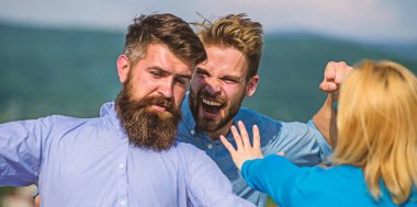 Adam agresif aşık onun kız arkadaşı saldırıları. Adam kız arkadaşı onu sakallı maço ile hile buldum. Erkek kıskanç tam ve saldırganlık dayak, sevgilisi ile mücadele. Kıskanç ve şiddet kavramı