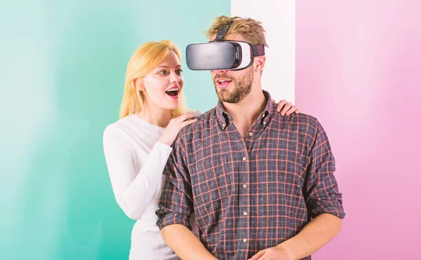 Man VR kacamata melibatkan video game sementara gadis mencoba untuk membangunkannya. Gejala kecanduan dan pengobatan permainan video. Video game ditangkap imajinasi pria. Istri mencoba untuk membantu dia kembali ke kehidupan nyata — Stok Foto