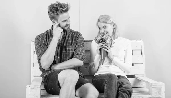 Aangename verrassing voor dame. Man geeft boeket bloemen aan de achtergrond van de vriendin, turquoise. Paar in liefde romantische datum. Gentleman brengen altijd bloemen datum. De favoriete bloemen boeket als romantische gift — Stockfoto