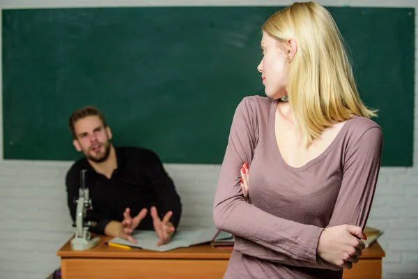 Alla sessione d'esame. Studente delle superiori che risponde al seminario. Studentessa con maestro di scuola all'esame. Carina donna in piedi mani incrociate in classe con l'insegnante. Studente universitario — Foto Stock