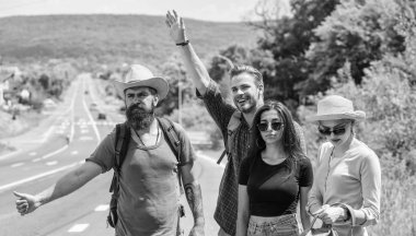 Yaz güneşli gün seyahat arkadaşları otostopçu. Otostop ile hayatında büyük macera başlar. Gezginler araba durdurmaya. Şirket arkadaşlar yolcuları, otostop yol doğa arka plan kenar