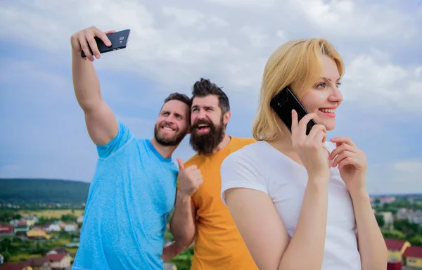 Phone. Close up of a group of young people with smartphones. Fri — Stock Photo, Image