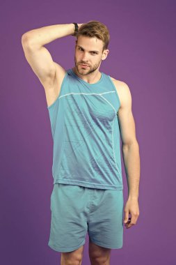 Sporcu eğitim hissediyorum hoş aroması sonra. Adamı kontrol koltukaltı kuru cilt. Ter azaltmak veya önlemek. Uygun terlemeyi önleyici ya da deodorant eğitim için seçin. Adam onun terlemeyi önleyici memnun