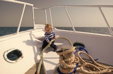 Deniz yolculuğu kavramı. Küçük çocuk tekne gezisinde deniz keyfini çıkarın. Çocuk denizci deniz gezisi. Deniz gezisi ve cruise. Hayallerinizi yelken izin