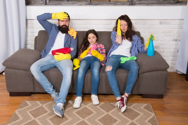 Geçmişte kaldı. Hizmetçi Servisi. En iyi Temizleme Servisi. Aile temiz ev. Mutlu aile temizlik ürünleri tutun. Anne, baba ve kız evi temizliyorum. Servisini arayın. Yaptım. Kadın olmak zor iş