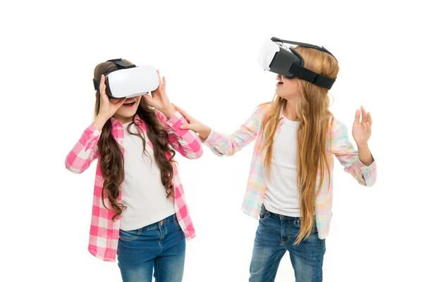 Jogo e diversão. As raparigas interagem com a realidade cibernética. Jogar jogo cibernético e estudo. Educação moderna. Tecnologias de educação alternativas. Educação virtual. Crianças usam hmd explorar realidade virtual ou aumentada — Fotografia de Stock