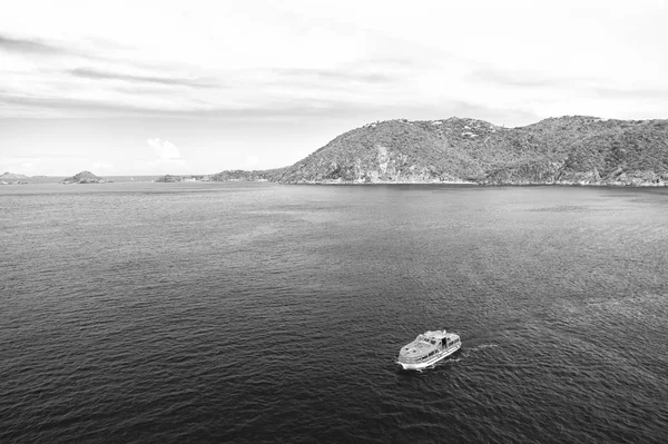 Σκάφος που επιπλέει στην γαλάζια θάλασσα — Φωτογραφία Αρχείου