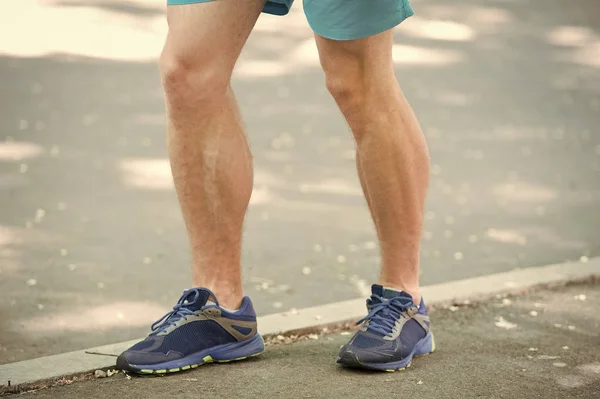 Voorkomen spataderen concept. Poten voor mannelijke atleet runner joggen park stoep. Opleiding cardio in goede sportschoenen. Vaatziekten spataderen problemen actief leven. Ziekte die wordt veroorzaakt door run — Stockfoto