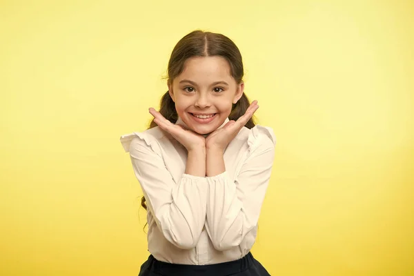 Geluk. geluk van klein meisje in schooluniform. geluk en jeugd concept. gevoel echt geluk. — Stockfoto