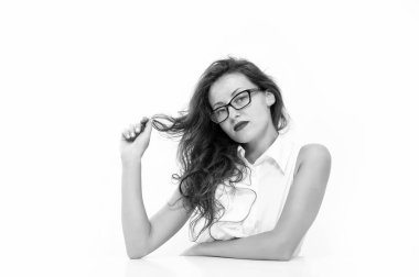 Masadaki öğretmen ya da öğrenci kız. Ofis hayatı konsepti. Moda ve kuaför güzellik salonu. İşletme. İş kadınıyım. Kırmızı dudaklı, gözlüklü seksi kadın. Kendinden emin mezun.