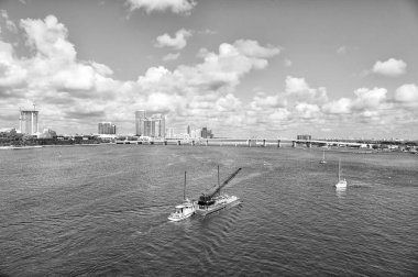 Şehir ve köprü nehrin üzerinde