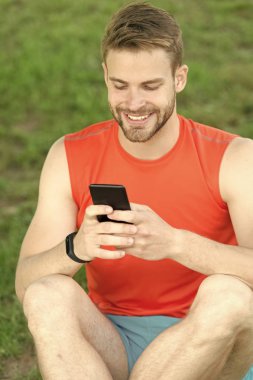 SMS kavramı. mutlu adam telefonla sms yazmak. SMS bağlantısı ve online bloglama. gülümseyen adam birine SMS mesaj yazma. Ondan çok güzel mesaj.