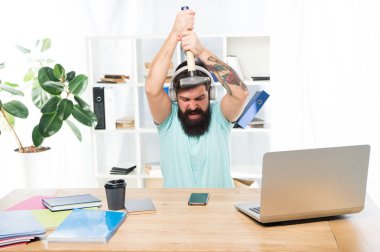 Adam adam kulaklık office çekiç smartphone sakallı. Şımarık iletişim. Telefon görüşmeleri başarısız oldu. Çağrı Merkezi en sinir bozucu şey çalışmaları hakkında. Gelen arama. Çağrı Merkezi stresli iş