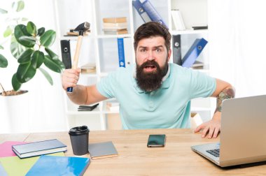 Ofiste kızgın agresif iş adamı. Çekiç tutan sinirli ofis çalışanı parçalamak hazır hazır. Office hayat onu deli ediyor. Sakal ve bıyık bir elinde çekiçle aklını ile işadamı