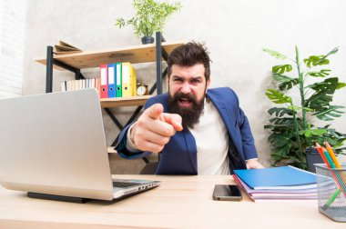 Kızgın patron. Çok kızgınım. Kızgın iş adamı. Öfkeli, olgun bir adam seni işaret ediyor. Birbirimizi suçluyoruz. Ofiste acımasız bir işadamı var. Olgun sakallı hippi bilgisayar kullanıyor. Erkek patron çalışıyor.