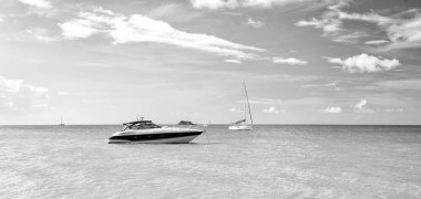 Çekici, parlak, egzotik, güzel deniz manzaralı mavi sularda teknesi olan bir sahil.