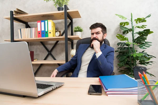 Mengembangkan strategi bisnis. Bisnis yang berisiko. Konsentrasi dan fokus. Orang berjenggot bos duduk kantor dengan laptop. Manajer memecahkan masalah bisnis. Pengusaha yang bertanggung jawab atas solusi bisnis — Stok Foto