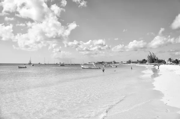 Barbados plaj tekne ve insanlar ile — Stok fotoğraf