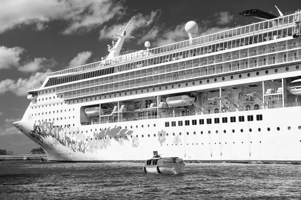 Cruiseschip met leven boot — Stockfoto